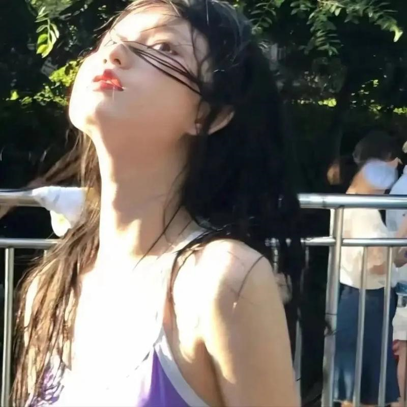 老婆怀孕后还要我上交全部工资，我把她扔在高速
