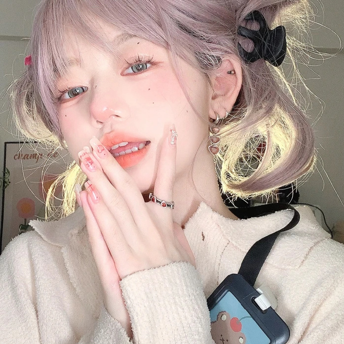 枯叶迎风落窗台